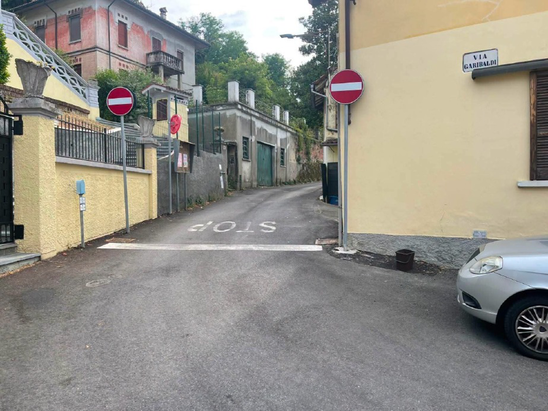 San Colombano al Lambro - Pompieri in difficoltà nella via stretta