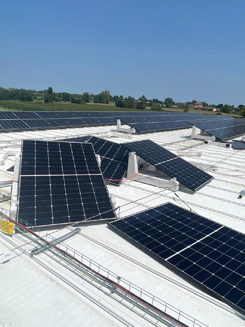 Lodi - Istituto Merli: divelti pannelli fotovoltaici 