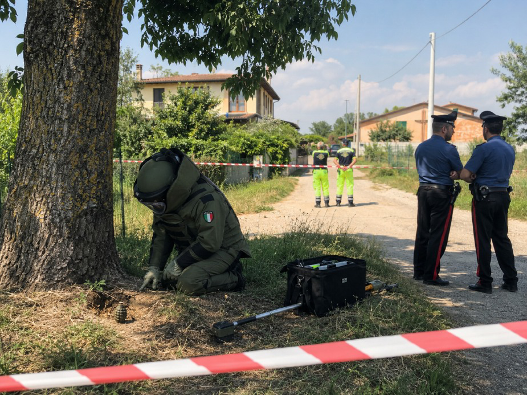 Secugnago - Sorpresa! Sotto l'albero c'è una granata