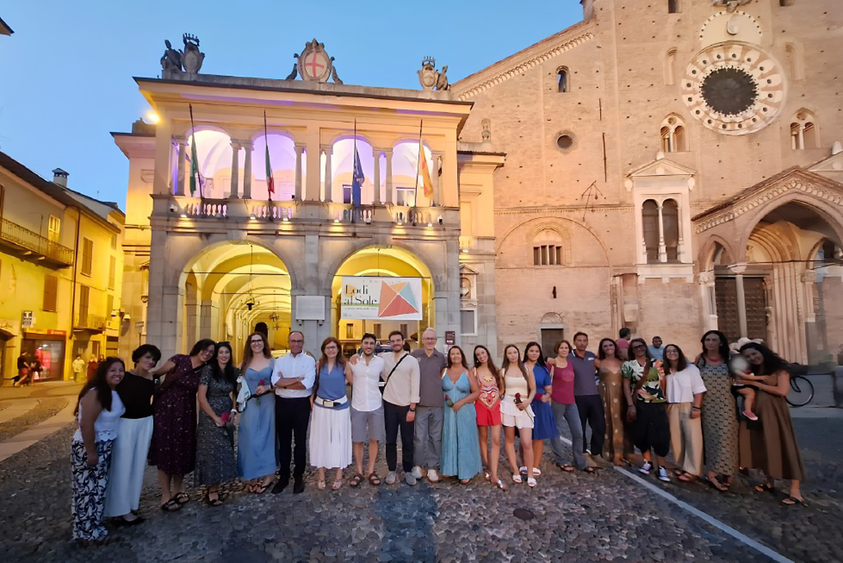Lodi - L’équipe dell’Asst riunita sotto il Broletto illuminato di blu