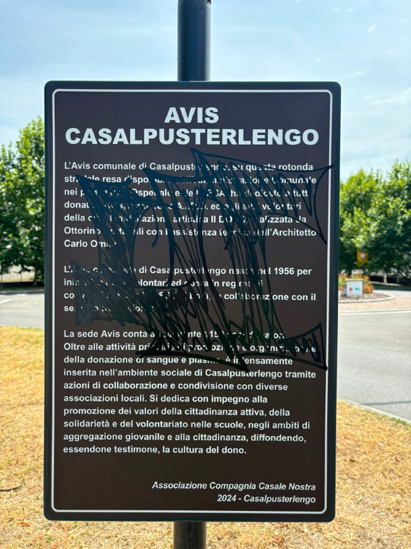 Casalpusterlengo - Sporcato il pannello dell’Avis
