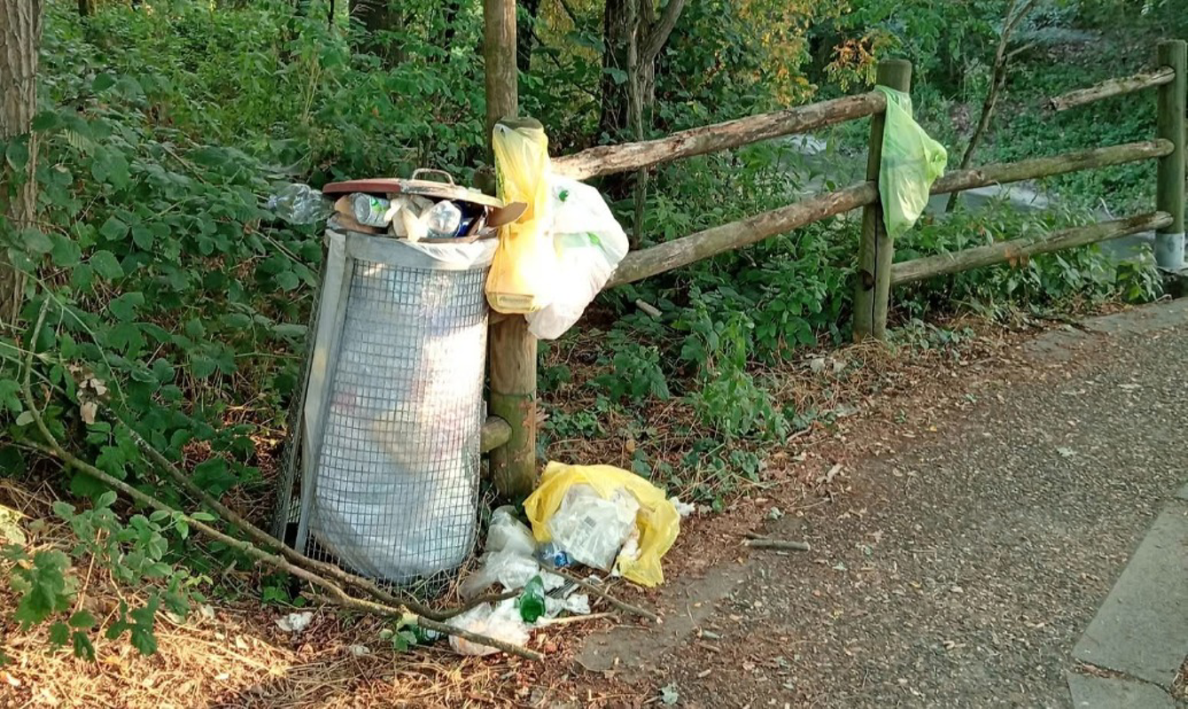 Casalpusterlengo - Cestino pieno, rifiuti sul sentiero