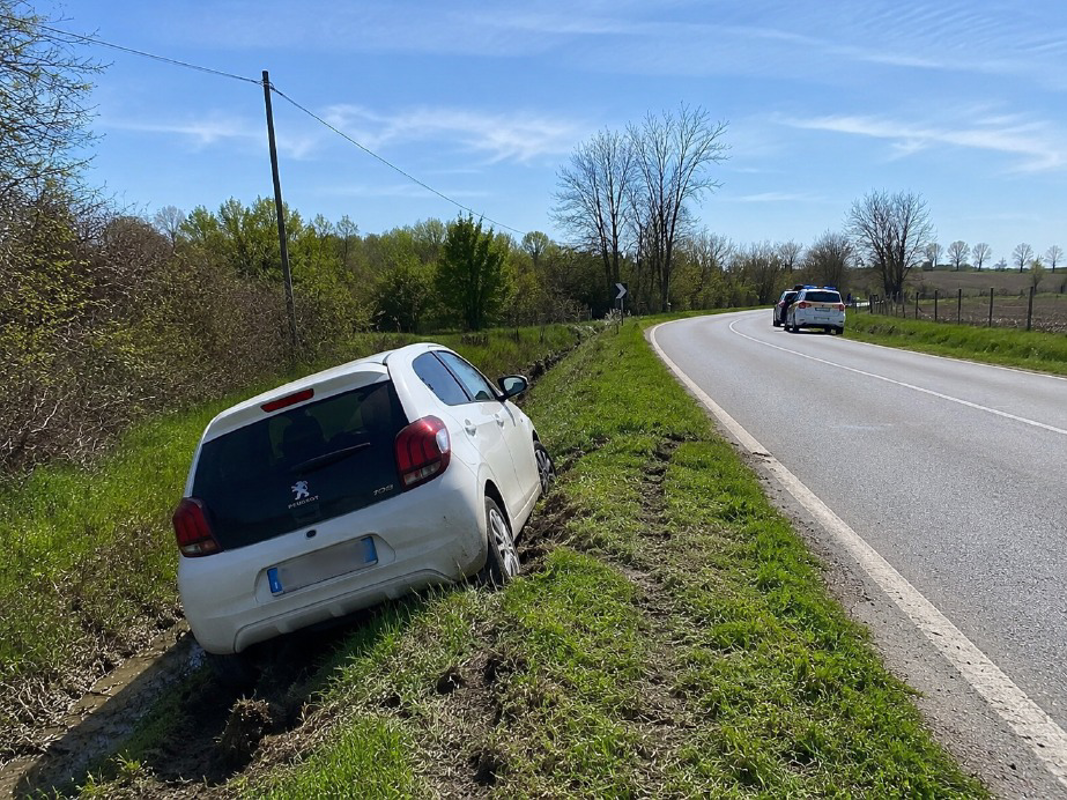 San Colombano al Lambro - Perde il controllo e finisce nel fosso