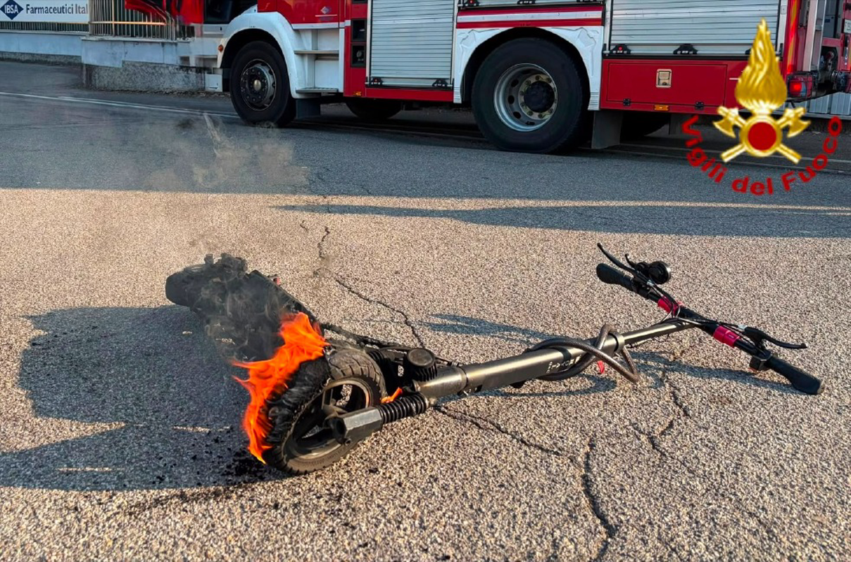 Lodi - Monopattino va  a fuoco 