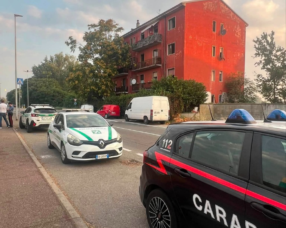 Sant'Angelo - Alloggio nei box per due stranieri