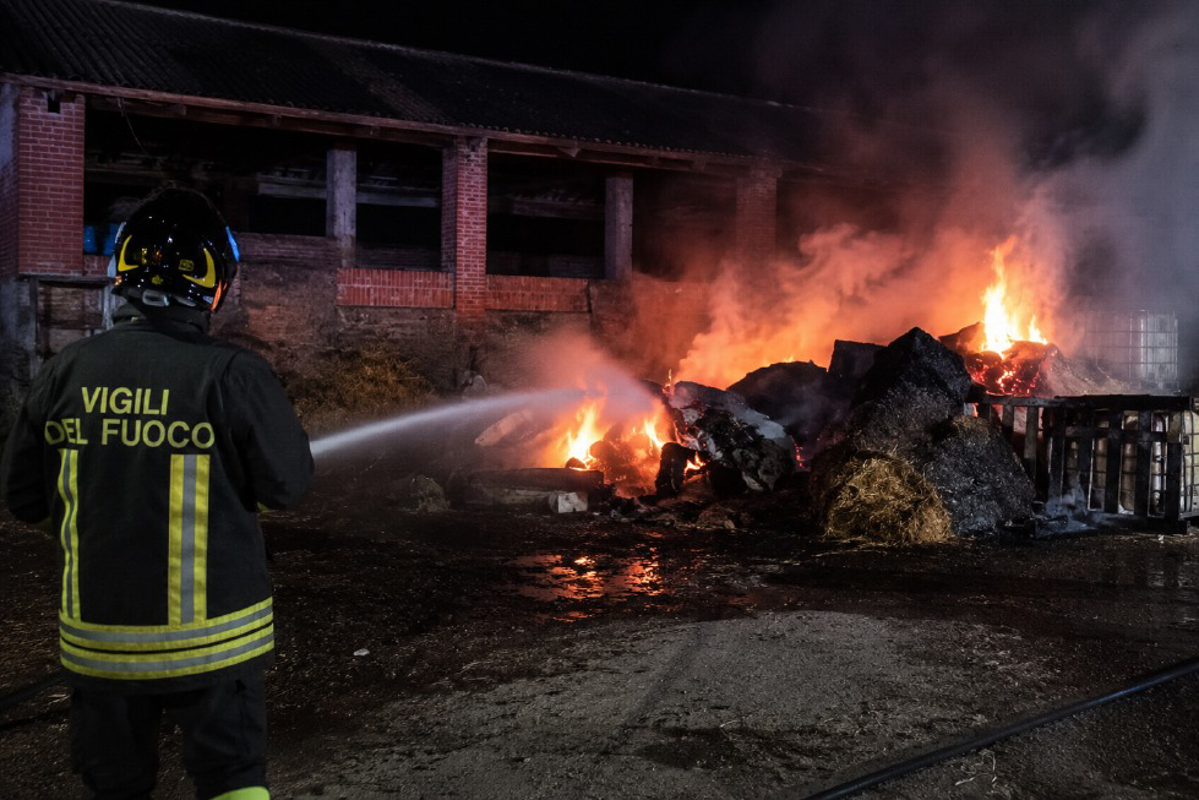 Codogno - Fiamme accanto alle stalle