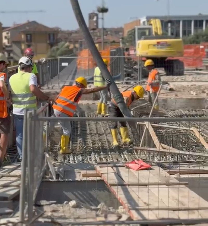 Lodi - Ponte chiuso, gettato il solettone
