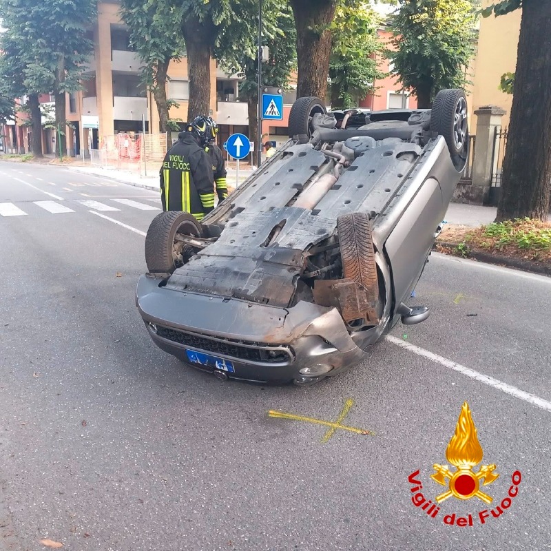Codogno - Auto si ribalta, due 18enni finiscono in ospedale