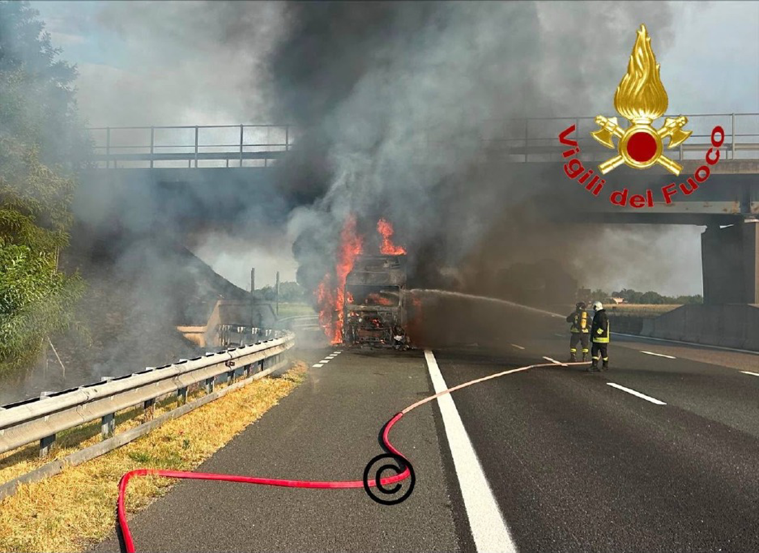 Guardamiglio - Camion di cipolle in fiamme