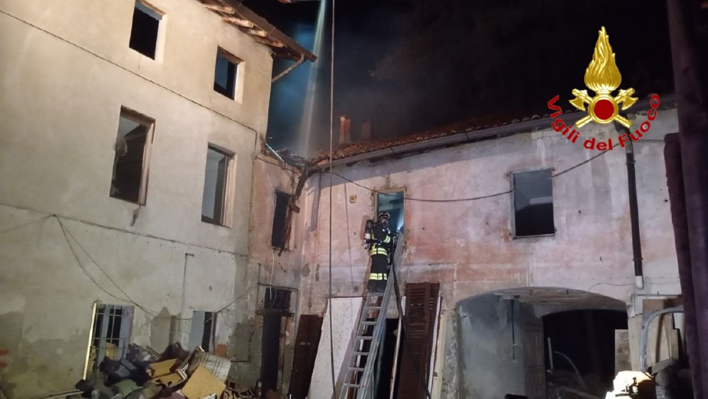 Borghetto Lodigiano - A fuoco il tetto