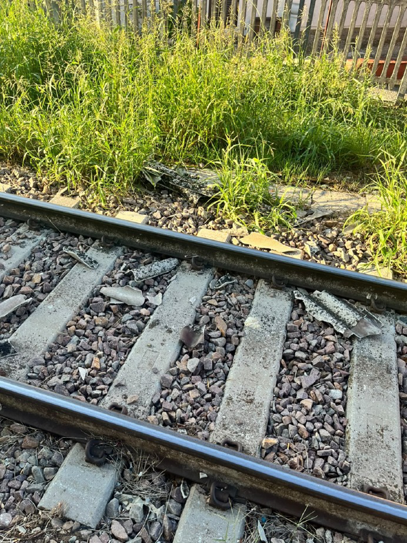 Tavazzano con Villavesco - Detriti fra i binari della stazione