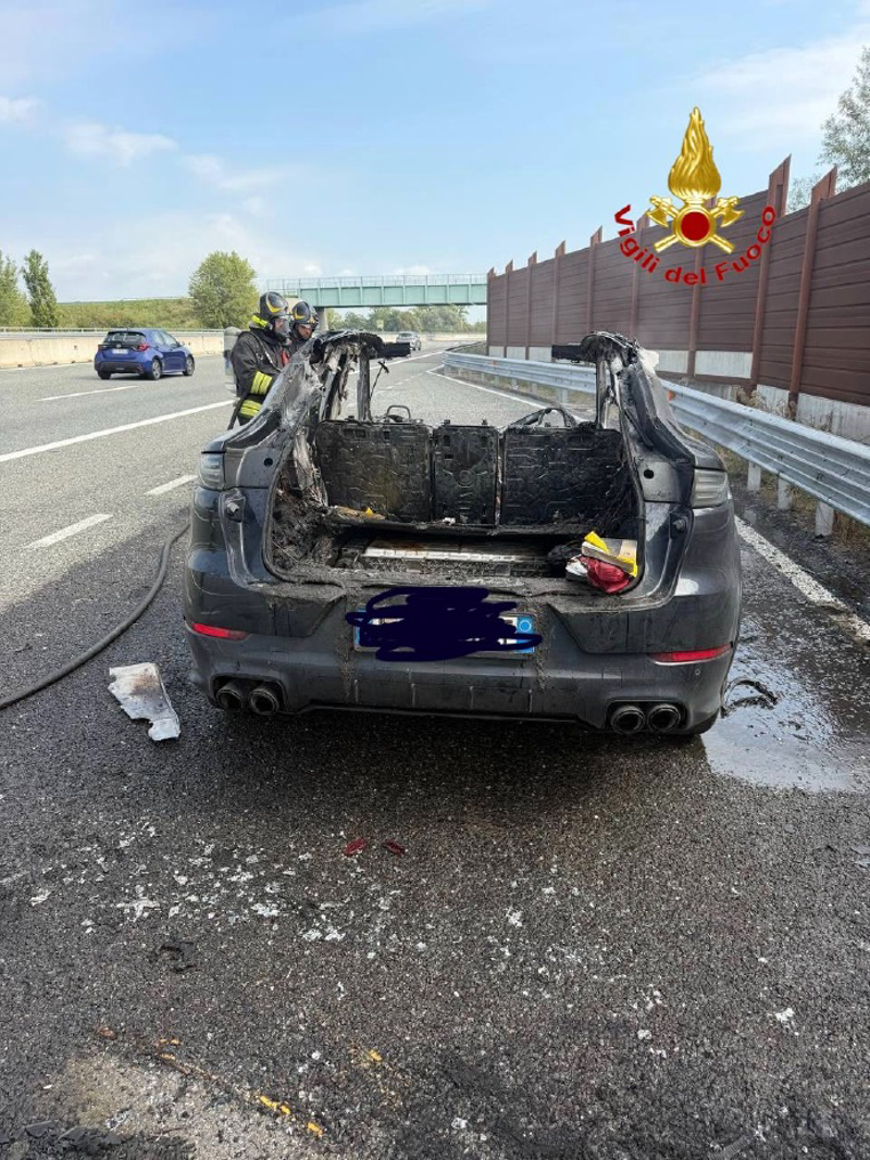 Mulazzano - Auto in fiamme sulla Teem