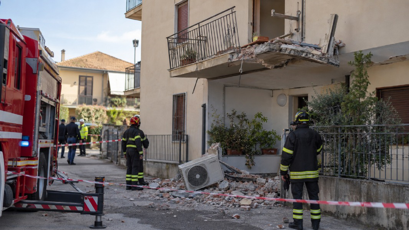 Borghetto Lodigiano - Cade mentre monta un condizionatore