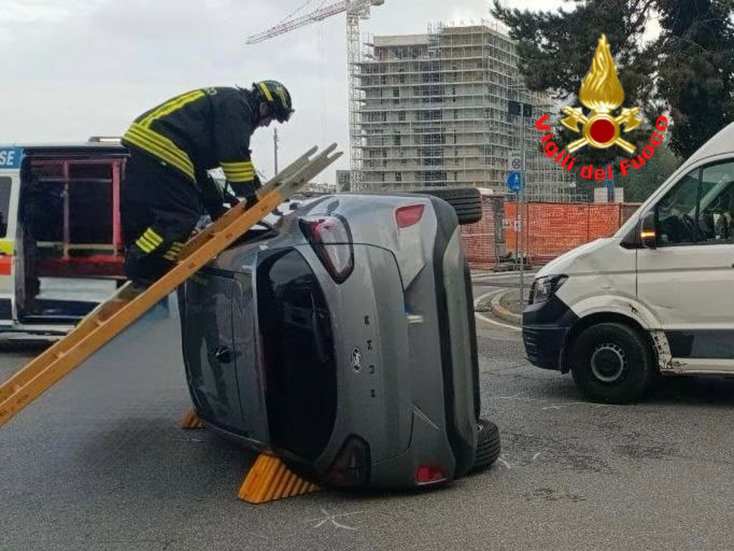 Lodi - Scontro con un furgone, auto si ribalta