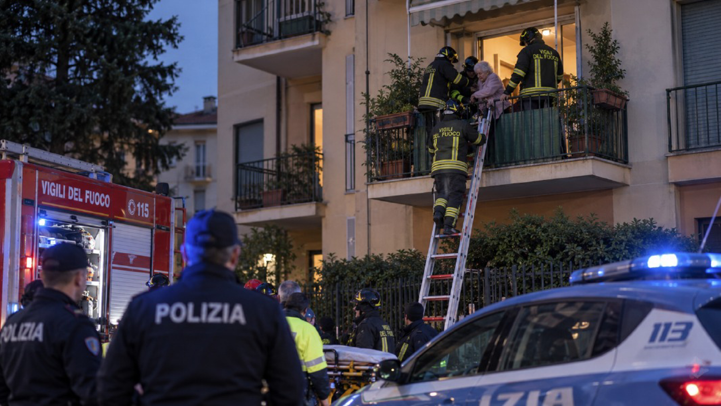 Lodi - Fuga di gas in casa, anziana salvata dal balcone