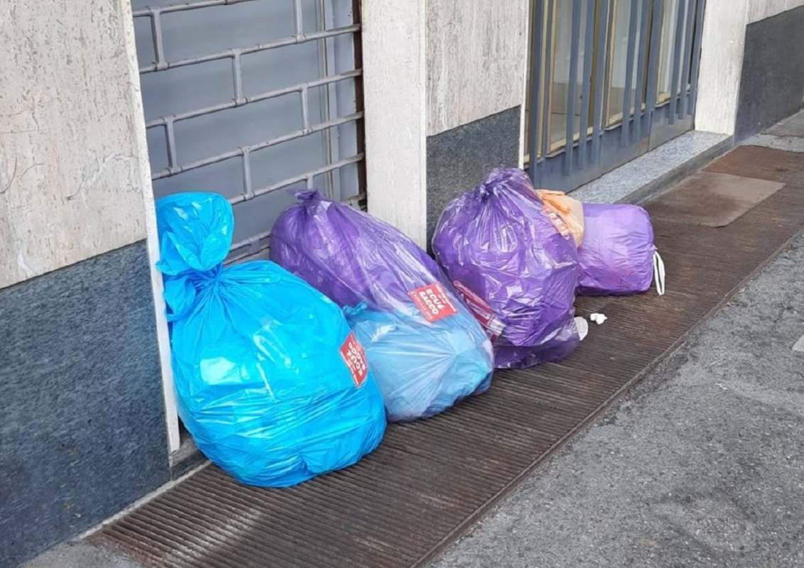 Sant'Angelo Lodigiano - Ecuosacco, multe e sacchi in strada