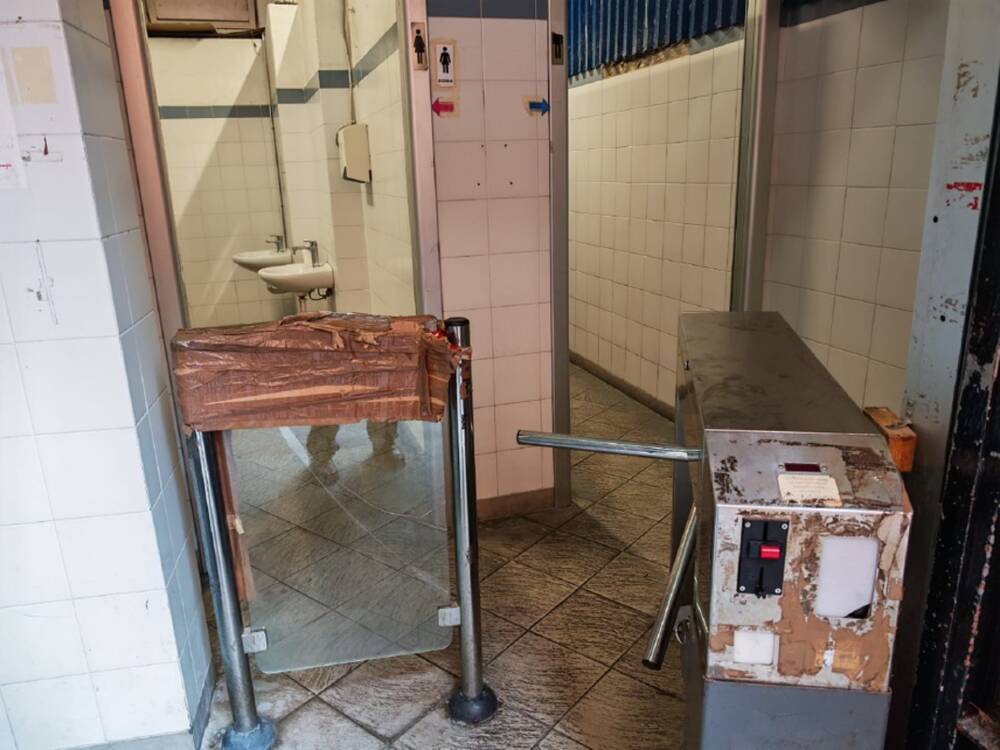 Lodi - Piazza Mercato: degrado nei bagni pubblici