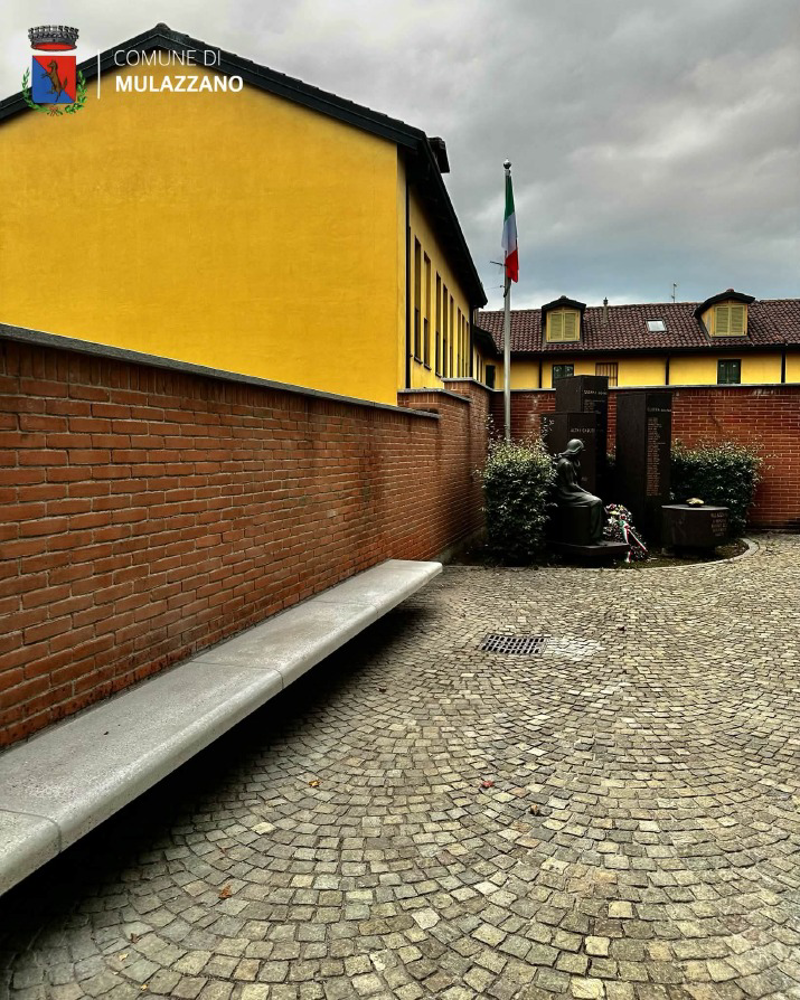 Mulazzano - Nuove panchine per la piazza