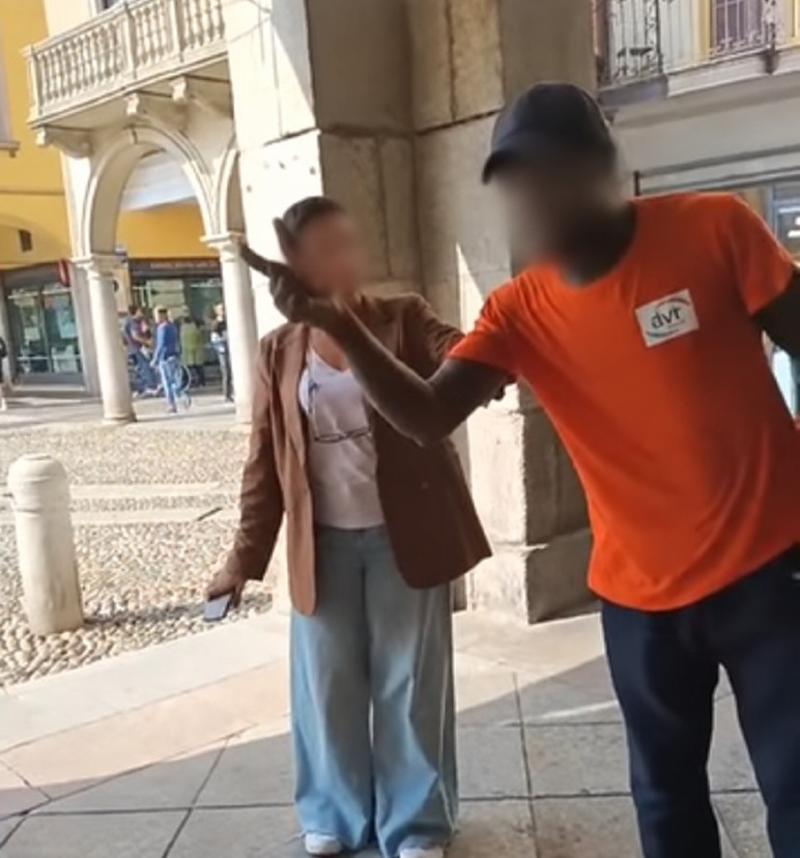 Lodi - Uomo in escandescenza in piazza