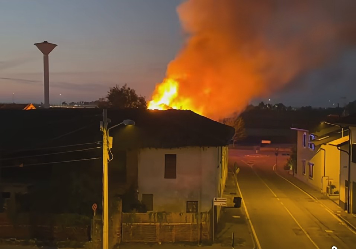 Dal territorio - Cascina abbandonata in fiamme
